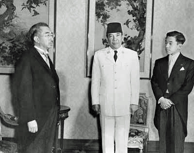 Sukarno-meets-with-Japanese-emperor
